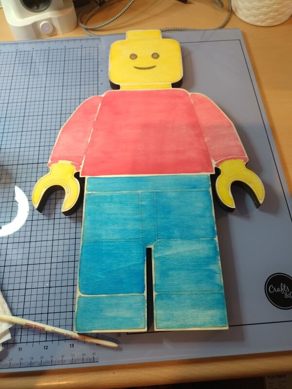 fletse verf op een houten blokfiguurtje